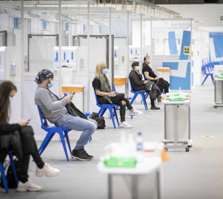 Mezclar vacunas aumenta las reacciones leves, según un estudio en Reino Unido