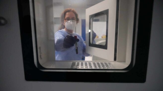Una enfermera extrae de un frigorífico una dosis de la vacuna alemana CureVaC para su ensayo clínico, en el que participaron voluntarios, en el Hospital de Cruces de Bilbao. Una enfermera extrae de un frigorífico una dosis de la vacuna alemana CureVaC para su ensayo clínico, en el que participaron voluntarios, en el Hospital de Cruces de Bilbao.