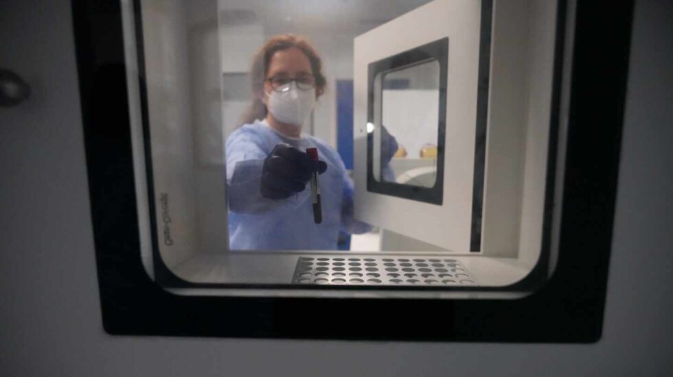 Una enfermera extrae de un frigorífico una dosis de la vacuna alemana CureVaC para su ensayo clínico, en el que participaron voluntarios, en el Hospital de Cruces de Bilbao.
