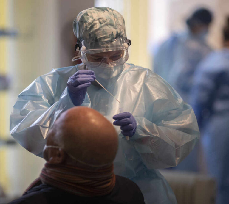 Euskadi sólo diagnosticará a los contactos estrechos que pertenezcan a grupos de riesgo