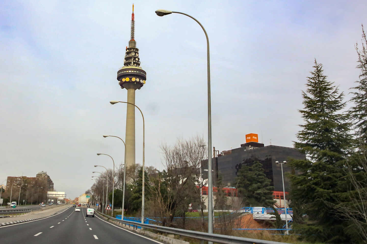 nmediaciones de la sede de RTVE con Torrespaña, conocida popularmente como `El Pirulí´en el mismo día en que PP y PSOE han anunciado el cierre de un acuerdo para renovar el Consejo del organismo público, en Madrid