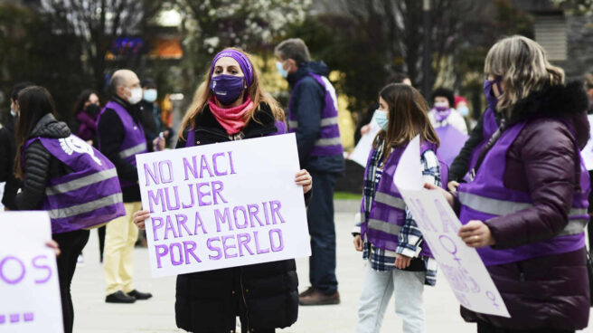 Varias mujeres participan en una concentración feminista convocada por la Comisión 8M en la Plaza del Ayuntamiento de Santander.