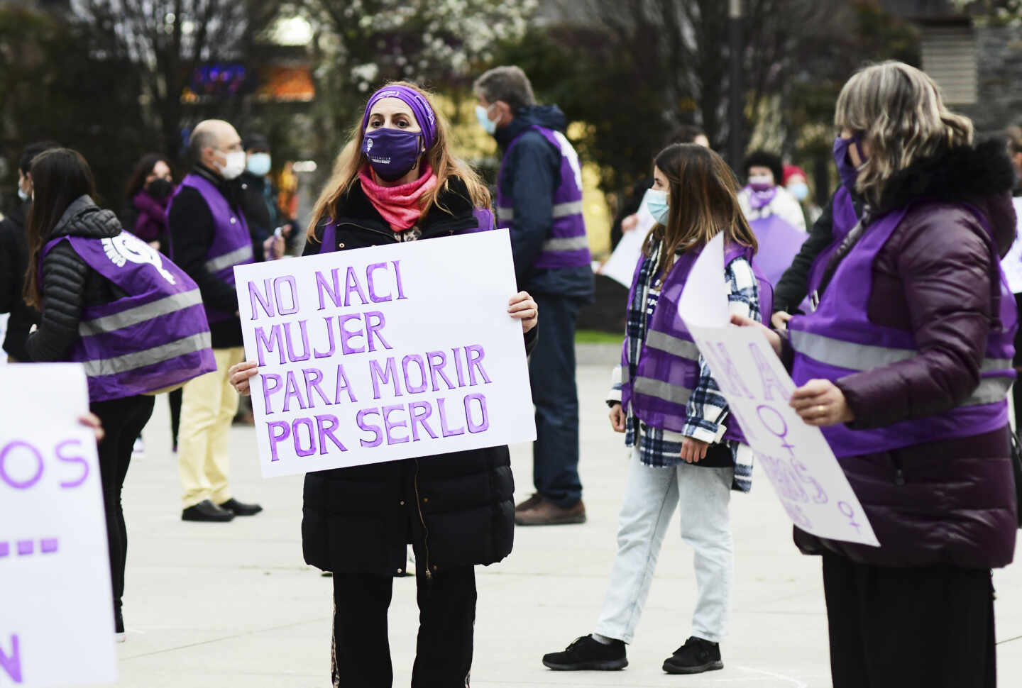 Varias mujeres participan en una concentración feminista convocada por la Comisión 8M en la Plaza del Ayuntamiento de Santander.