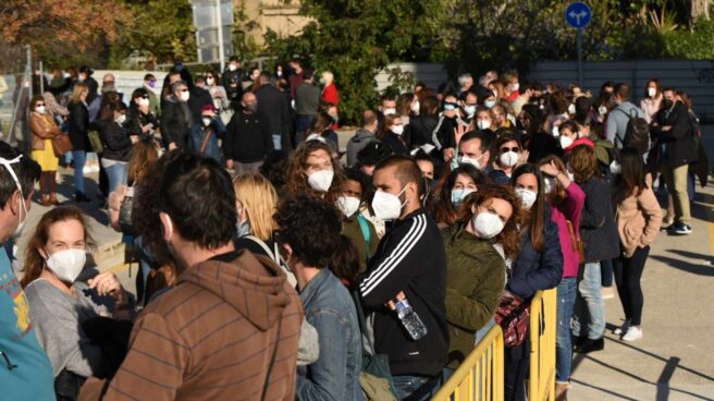 Comienza la vacunación del personal de centros educativos valencianos Docentes hacen cola para vacunarse con AstraZeneca en Valencia.