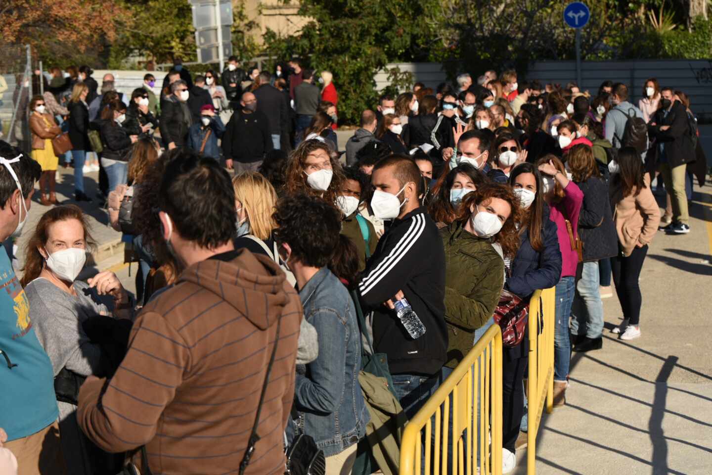 Docentes hacen cola para vacunarse con AstraZeneca en Valencia.