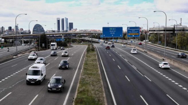 Varios coches en la carretera A-1 a su paso por la Moraleja durante el primer día del puente por el Día del Padre, en Madrid