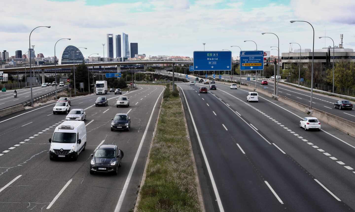 Varios coches en la carretera A-1 a su paso por la Moraleja durante el primer día del puente por el Día del Padre, en Madrid