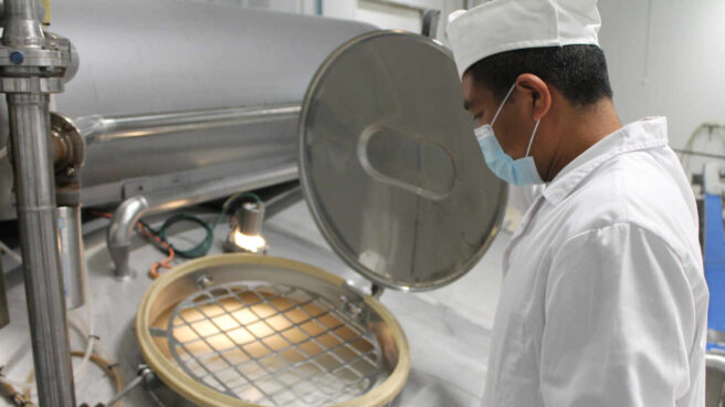 Un operario trabaja en una cuba de leche. Un operario trabaja en una cuba de leche.