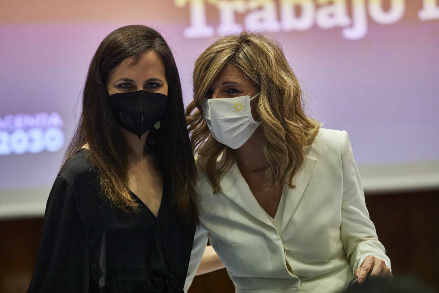 La ministra de Derechos Sociales y Agenda 2030, Ione Belarra, y la vicepresidenta tercera y ministra de Trabajo y Economía social, Yolanda Díaz.