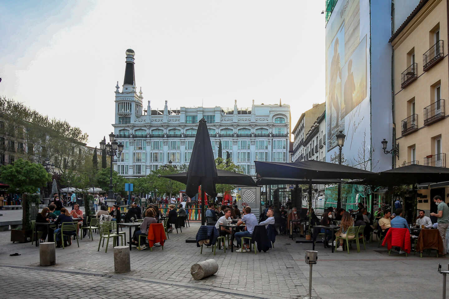 Terraza en la plaza de Santa Ana de Madrid.