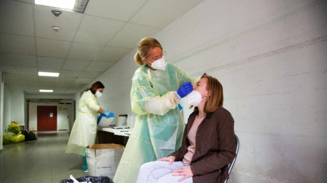 Una sanitaria realiza un test de antígenos o una PCR a una mujer, en Badajoz.