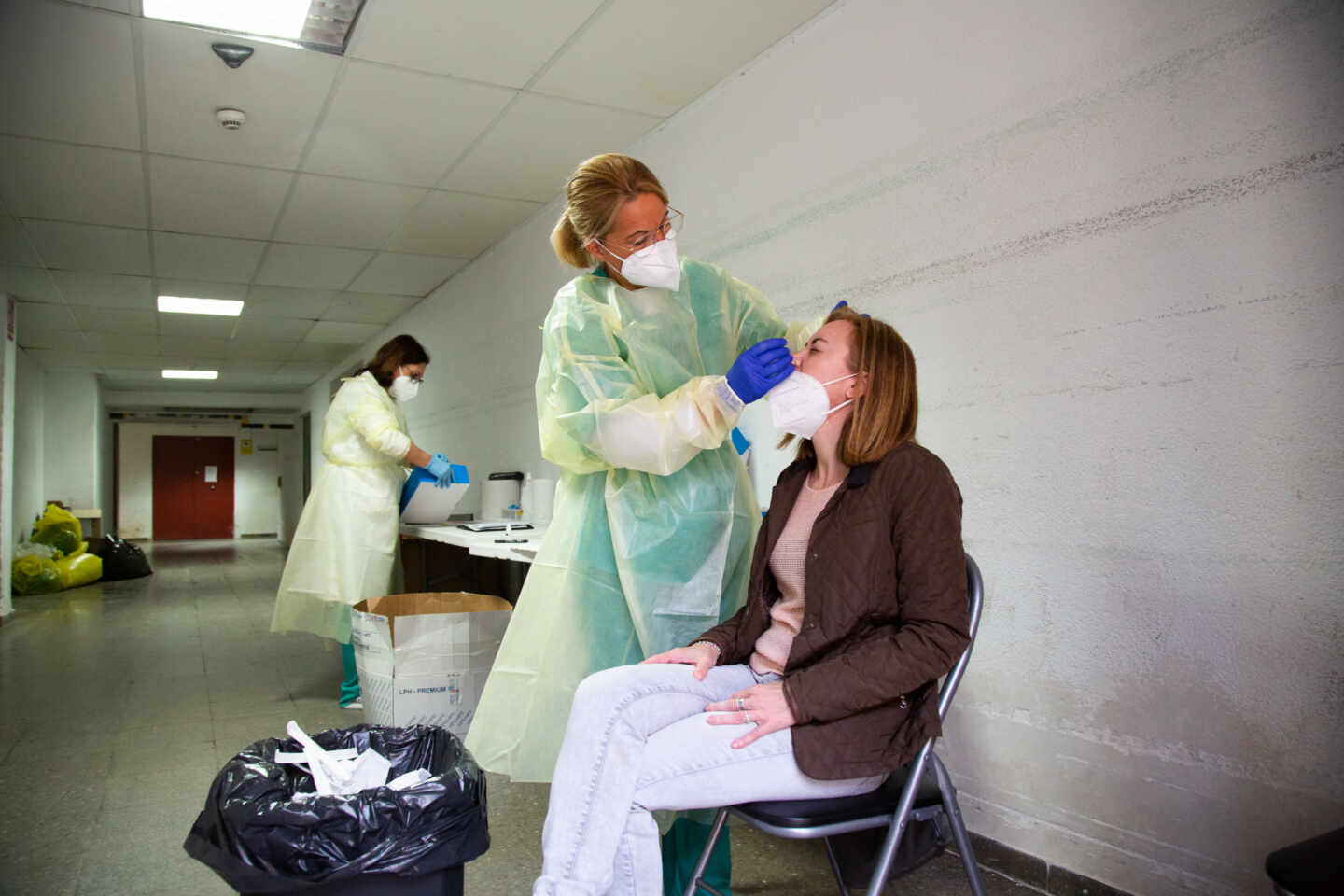 Una sanitaria realiza un test de antígenos o una PCR a una mujer, en Badajoz.