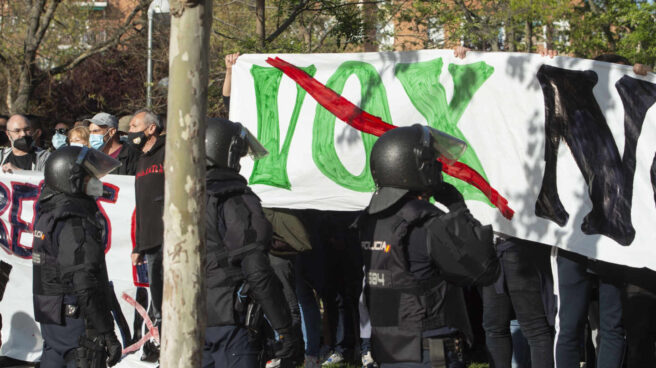 Policías nacionales, en el mitin celebrado por Vox en Vallecas el pasado 7 de abril.