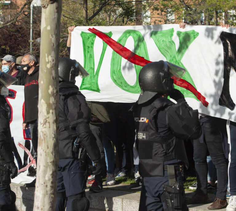 Detenidos dos escoltas de Iglesias por agredir a policías en el mitin de Vox en Vallecas