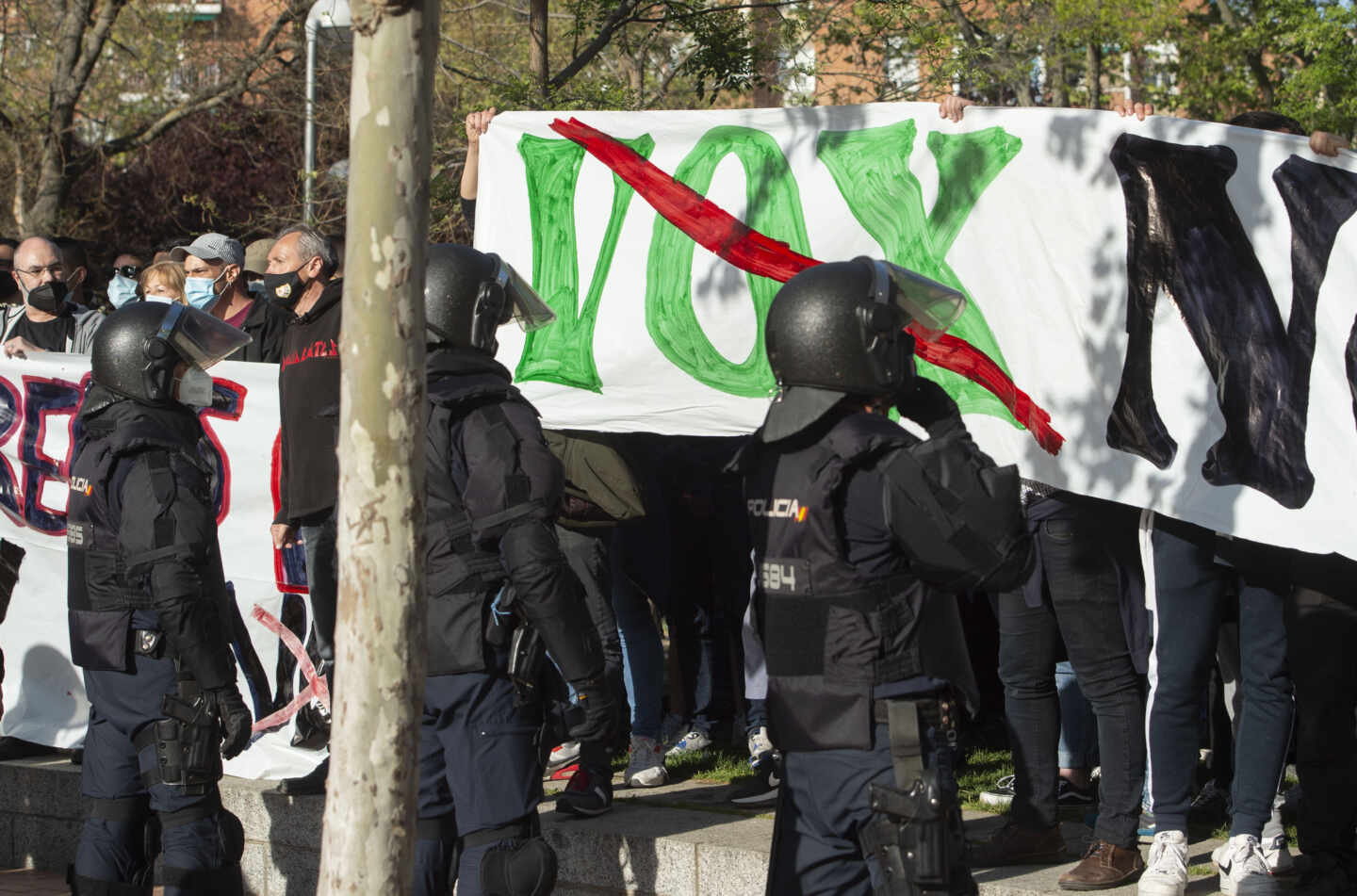 Policías nacionales, en el mitin celebrado por Vox en Vallecas el pasado 7 de abril.