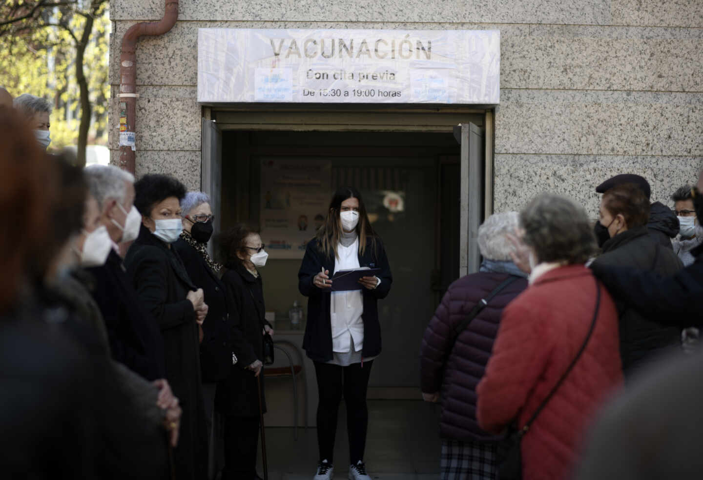 Varias personas esperan a ser vacunadas en un centro de salud en Madrid.