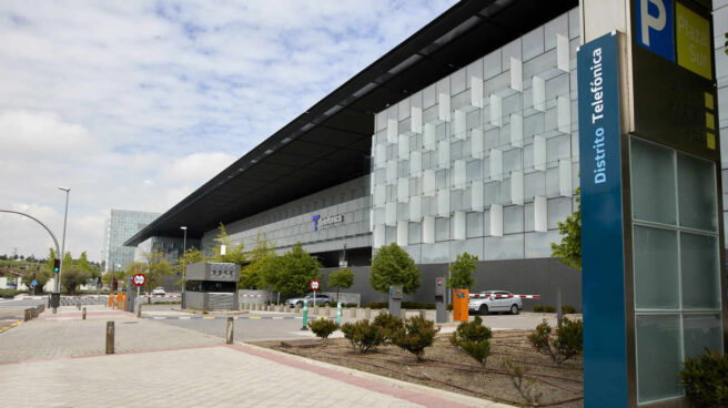 Edificio de la sede de Telefónica, a 27 de abril de 2021, en Madrid, (España). Telefónica ha cambiado su imagen por primera vez en más de dos décadas con un nuevo logo que rememora las míticas cabinas telefónicas