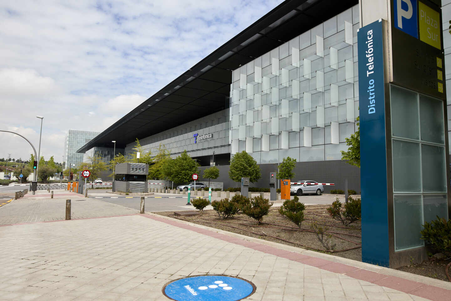 Edificio de la sede de Telefónica, a 27 de abril de 2021, en Madrid, (España). Telefónica ha cambiado su imagen por primera vez en más de dos décadas con un nuevo logo que rememora las míticas cabinas telefónicas