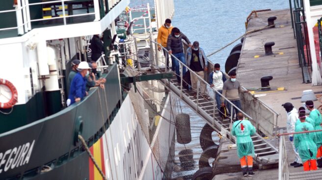 Inmigrantes, desembarcando de una patrullera de la Guardia Civil el pasado 27 de abril en el puerto de los Cristianos (Tenerife).