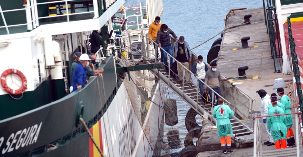 Inmigrantes, desembarcando de una patrullera de la Guardia Civil el pasado 27 de abril en el puerto de los Cristianos (Tenerife).