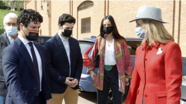 La Infanta Elena desvela, en su reaparición en Las Ventas, cómo se encuentra el Rey Juan Carlos: "Fenomenal"