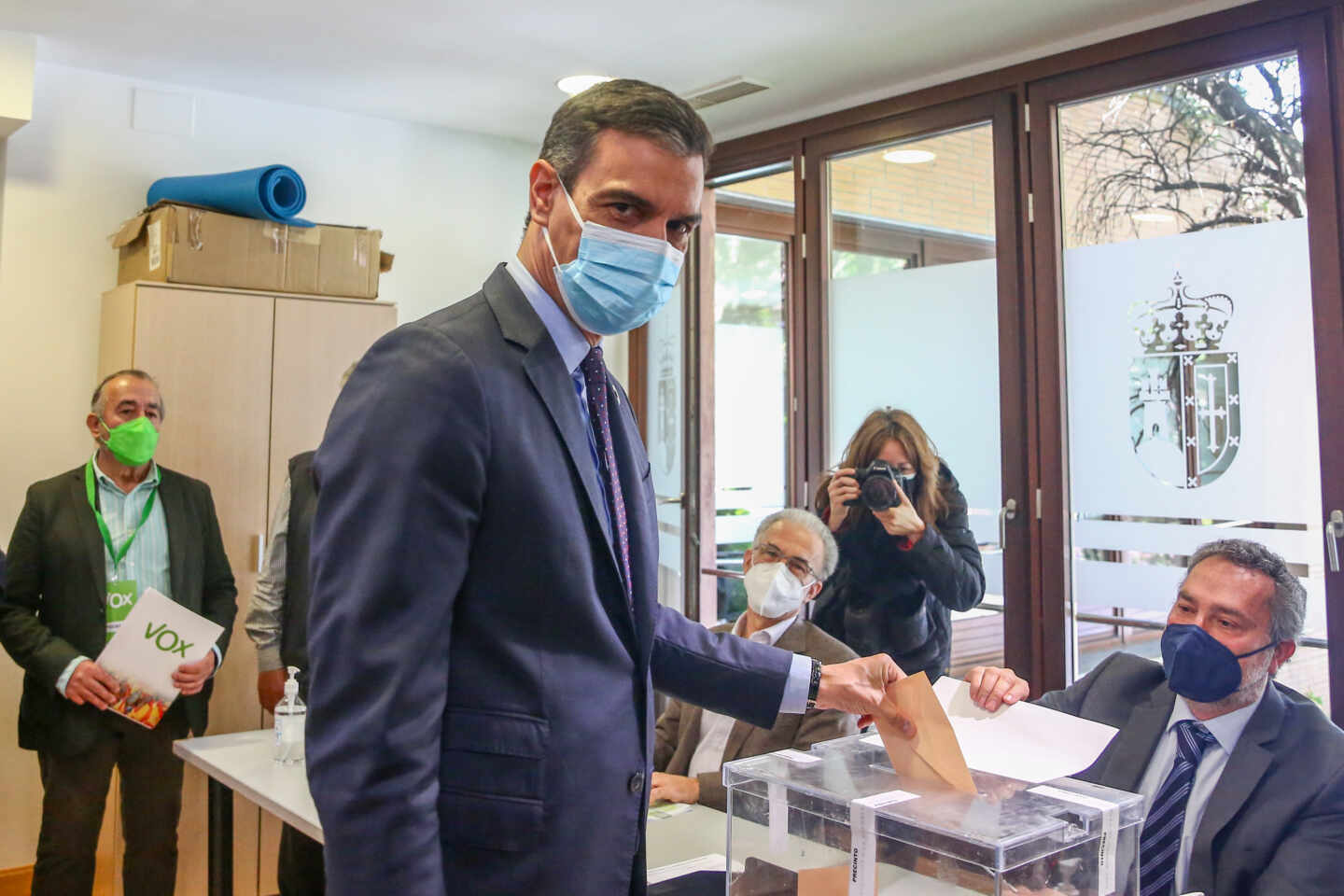 Pedro Sánchez vota en los comicios a la Asamblea de Madrid. Elecciones 4-M Madrid