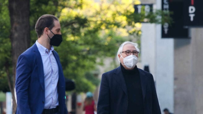 El ministro de Universidades, Manuel Castells, a su llegada al Hotel Princesa Plaza para seguir la jornada electoral.