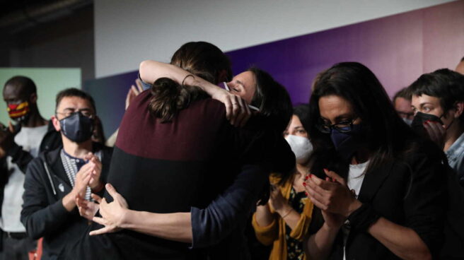 Iglesias abraza a Montero tras su adiós a la política. Iglesias abraza a Montero tras su adiós a la política.