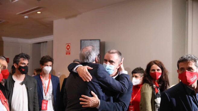 PSOE sigue los resultados de las votaciones. Elecciones 4-M 2021 Madrid Ángel Gabilondo y José Manuel Franco se abrazan antes de la rueda de prensa en la que comentaron los resultados electorales.