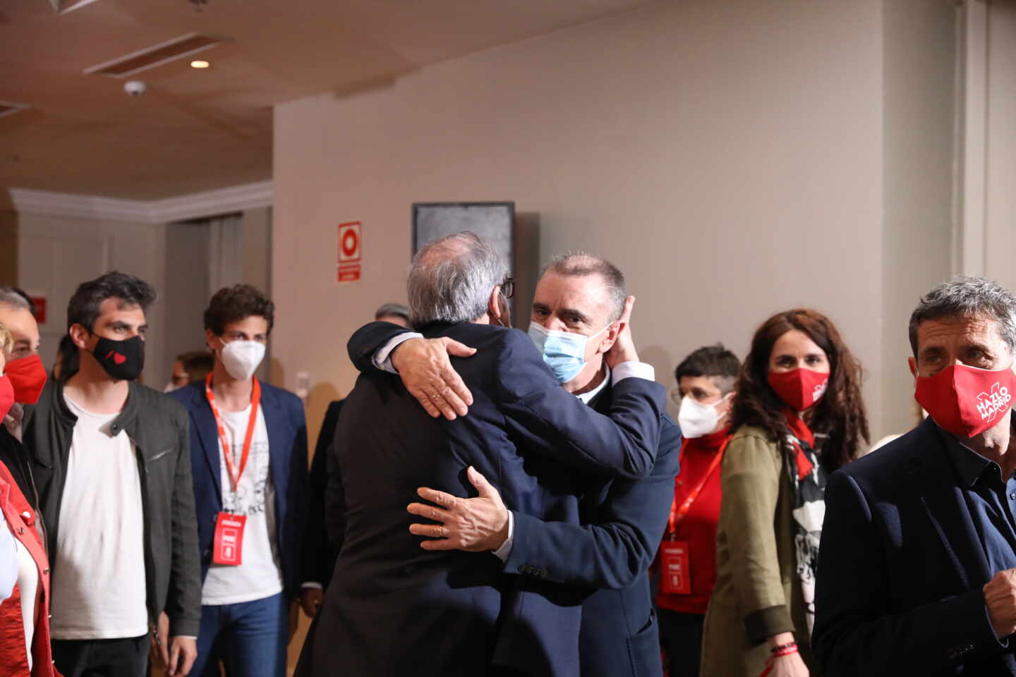 Ángel Gabilondo y José Manuel Franco se abrazan antes de la rueda de prensa en la que comentaron los resultados electorales.