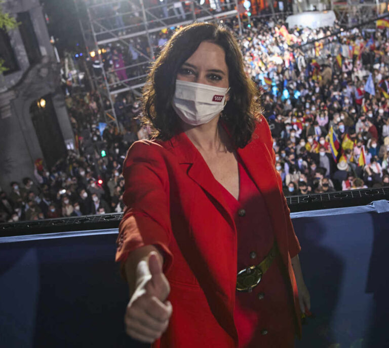 "Heroína de la hospitalidad" o "reina del Madrid liberado": la prensa internacional habla del triunfo de Ayuso