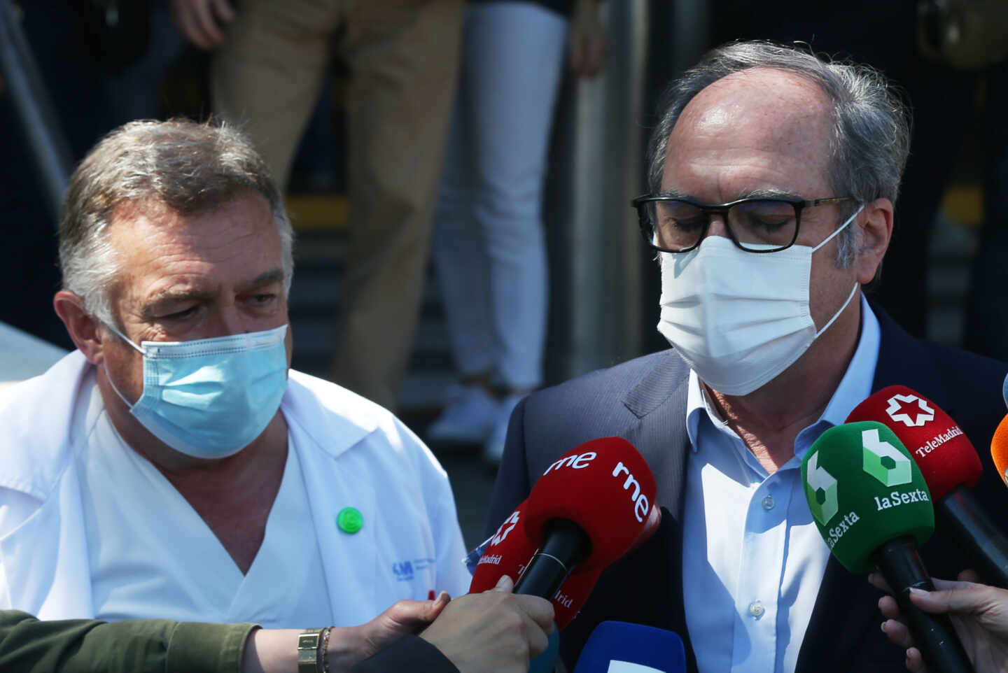 Ángel Gabilondo sale del hospital.