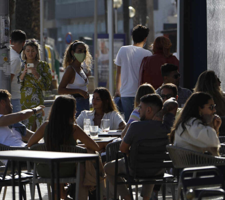 España vuelve a bajar de riesgo alto de incidencia tras casi dos meses y medio