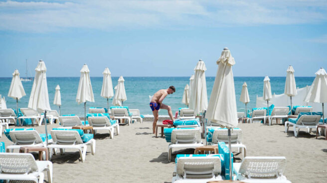 Un hombre se da crema en una playa vacía en Torremolinos, el primer día tras el estado de alarma. Un hombre se da crema en una playa vacía en Torremolinos, el primer día tras el estado de alarma.