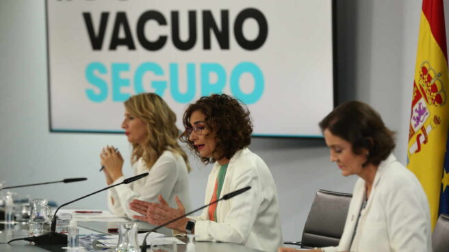 La vicepresidenta tercera y ministra de Trabajo y Economía, Yolanda Díaz; la ministra Portavoz y de Hacienda, María Jesús Montero; y la ministra de Industria, Comercio y Turismo, Reyes Maroto, comparecen en rueda de prensa posterior al Consejo de Ministros celebrado en Moncloa, a 11 de mayo de 2021, en Madrid (España).