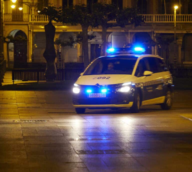 Localizan a un niño de tres años deambulando solo por Pamplona mientras su madre tomaba copas