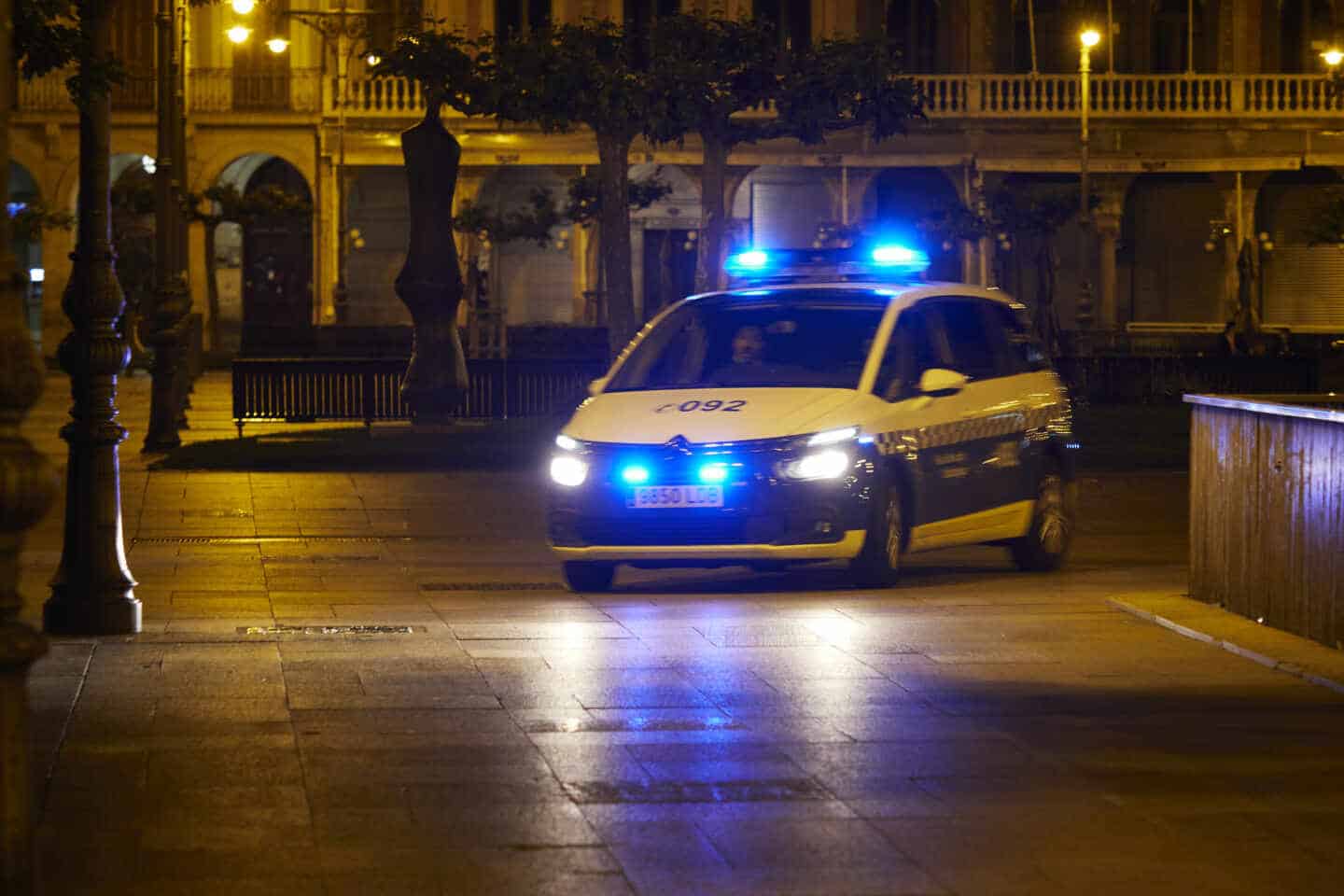 Un patrulla de la Policia Municipal de Pamplona en la Plaza del Castillo