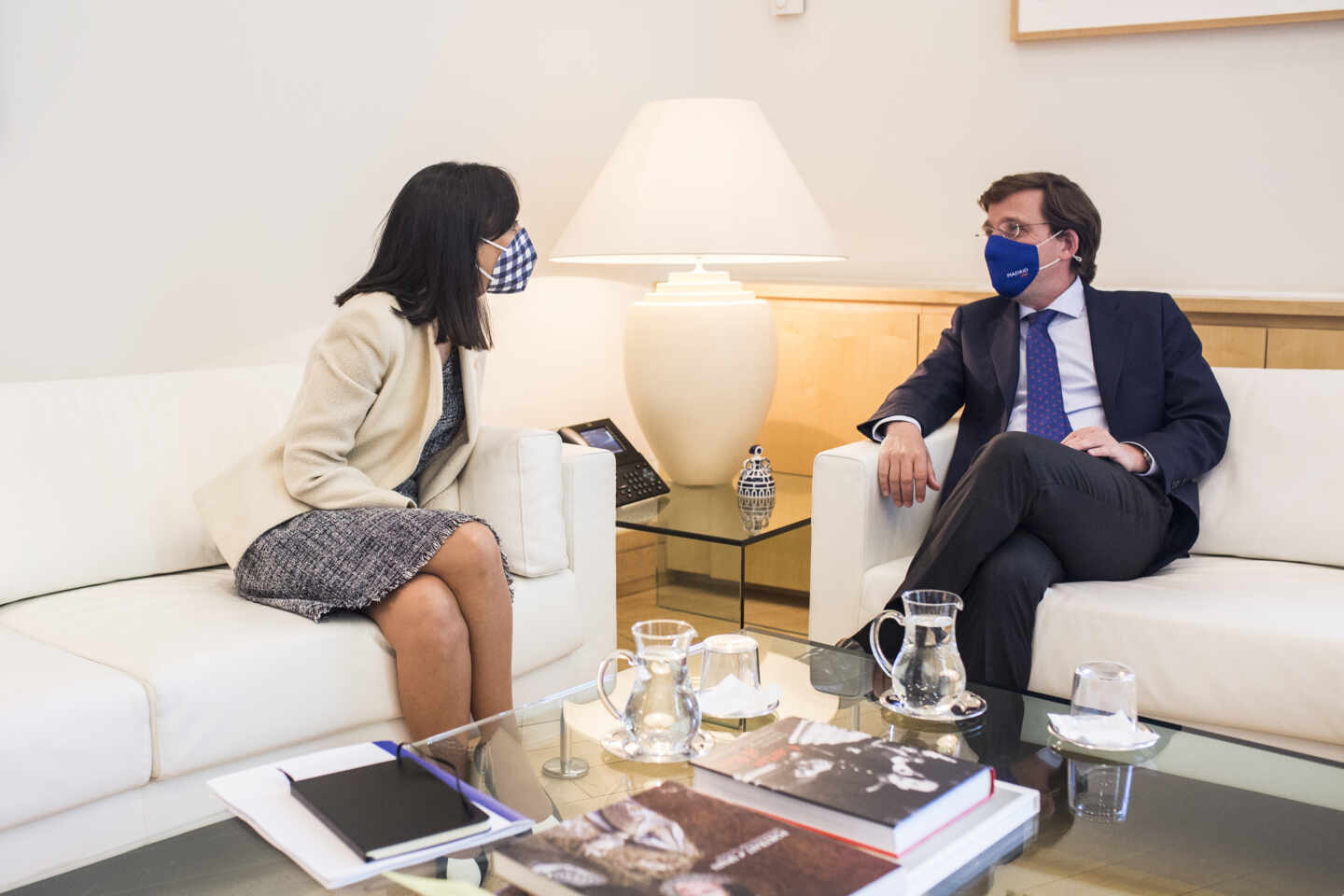 El alcalde de Madrid, José Luis Martínez-Almeida, se reúne con la delegada del Gobierno, Mercedes González.