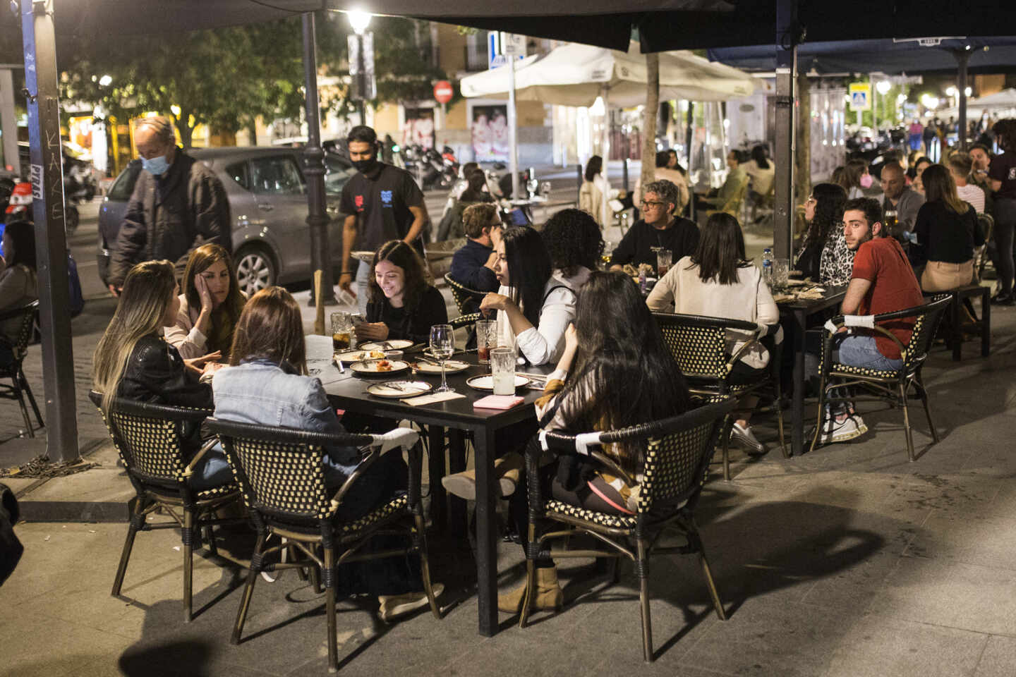 Varios jóvenes, en una terraza en La Latina.