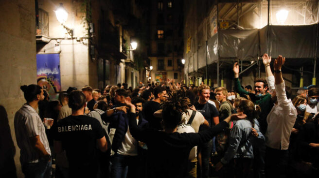 Aglomeraciones y botellones en la calle en el segundo fin de semana sin estado de alarma en Barcelona