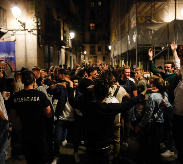 Barcelona en las calles: más de 9.000 personas desalojadas por aglomeraciones y botellones esta madrugada
