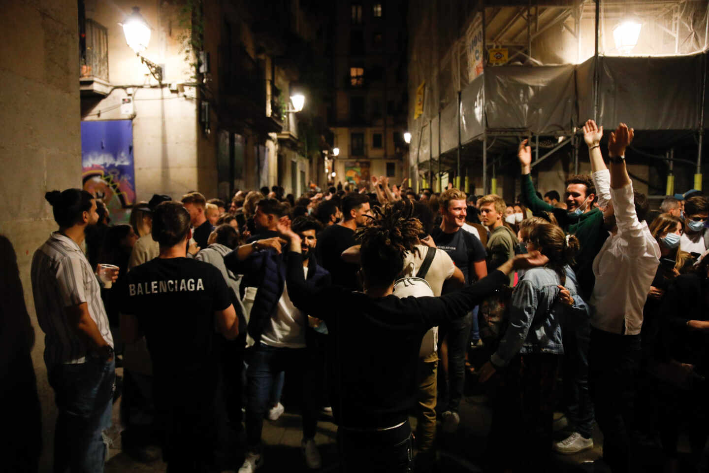 Aglomeraciones y botellones en la calle en el segundo fin de semana sin estado de alarma en Barcelona