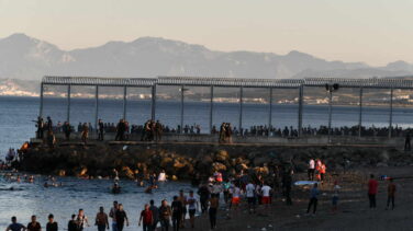 España moviliza al Ejército en Ceuta tras la entrada de más de 5.000 marroquíes en 24 horas