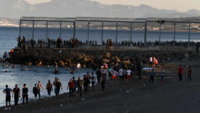 España moviliza al Ejército en Ceuta tras la entrada de más de 5.000 marroquíes en 24 horas