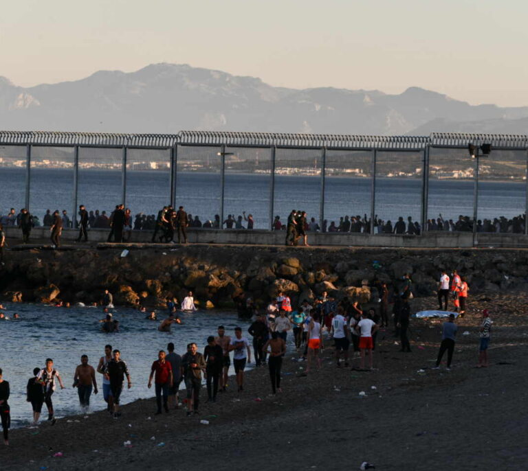 España moviliza al Ejército en Ceuta tras la entrada de más de 5.000 marroquíes en 24 horas