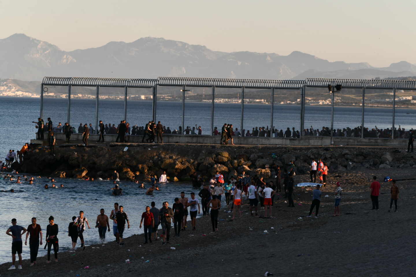 Más de 3.000 marroquíes entran irregularmente en Ceuta ante la pasividad de las fuerzas de seguridad del país vecino