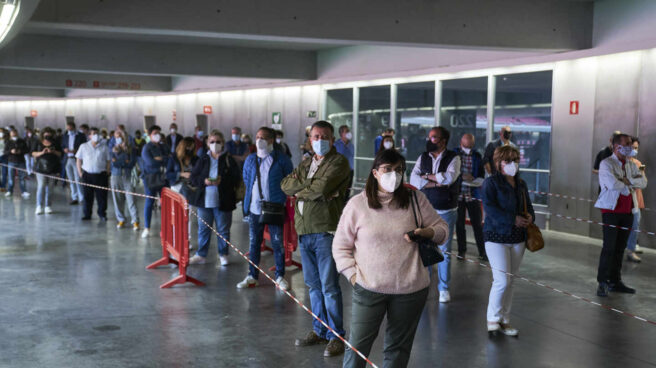 Varias personas esperan para ser vacunadas con la dosis de Pfizer, en el Wanda Metropolitano
