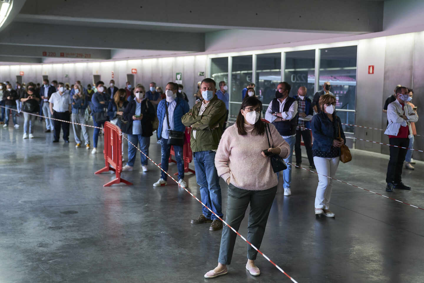 Varias personas esperan para ser vacunadas con la dosis de Pfizer, en el Wanda Metropolitano