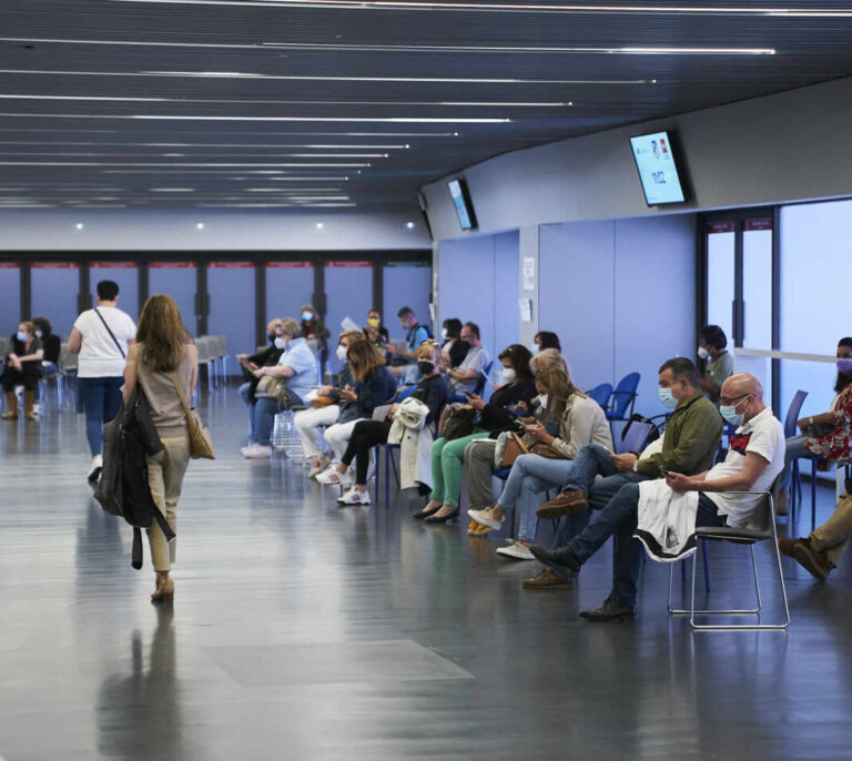 Madrid abre la autocita para vacunar a jóvenes de 30 a 35 años y a Erasmus