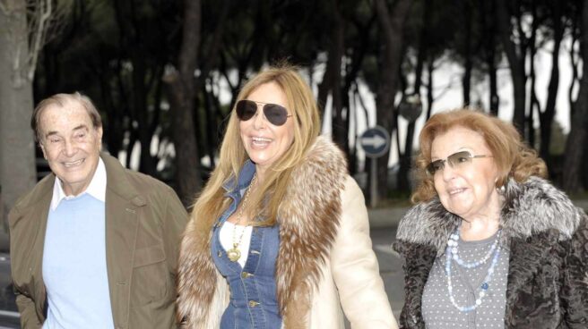 Ana Obregón, junto a sus padres. Ana Obregón, junto a sus padres.